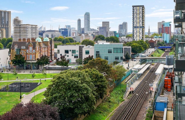 Impeccable Flat Near Canary Wharf and the City
