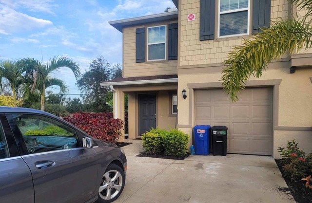 In a gated pool & Lakeside community. Close to I75 , beaches, famous downtown.