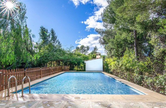 In a quiet location in Urbanizacion San Gerardo, this spacious vacation home welcomes you for a vari