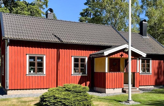 In an undisturbed location on the Värmlandsnäs peninsula, this cozy cottage welcomes you close to wa