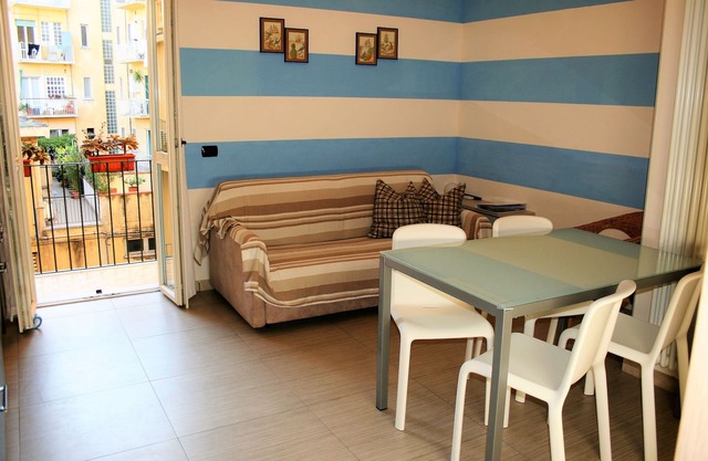 In CENTRO, 30 meters from the SEA, three-room apartment with BOX AUTO