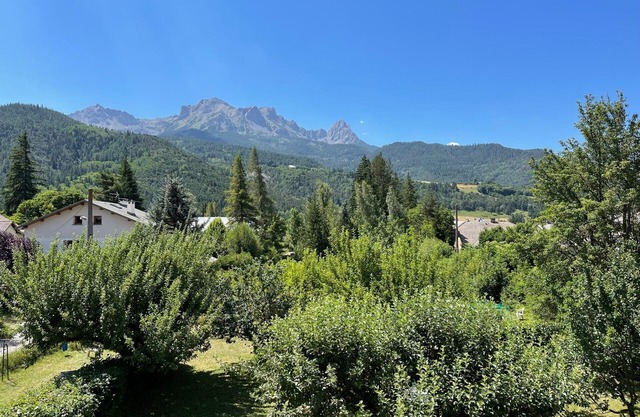 In front of the mountains- 1 bedroom apartment in a chalet looking onto a garden