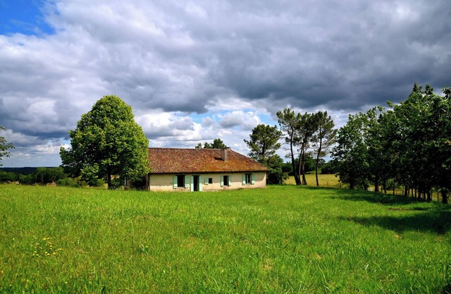 In Perigord Blanc a large traditional house in its garden. Sleeps 6.