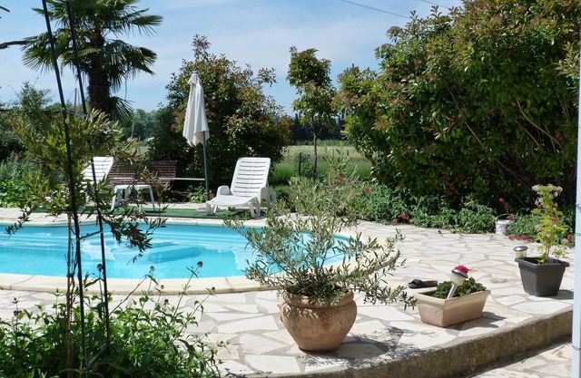 In Provence rental for 4 with garden, private pool in the countryside Internet