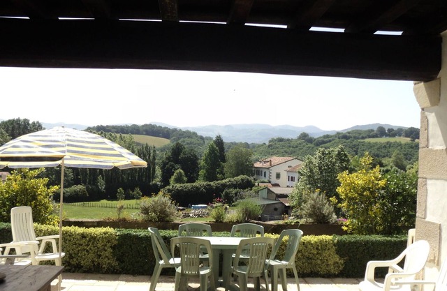 In Sare, character apartment of 400 m² in typical Basque house with 6 bedrooms