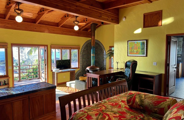 In Search of Tiki - A huge studio with a smashing ocean view - Private & Cozy!