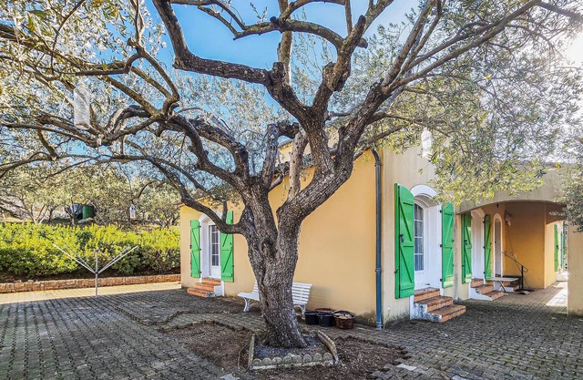 In the charming town of Saint Chinian welcomes you this beautiful cottage with lovely garden.