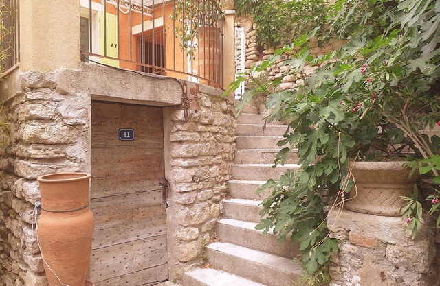 In the heart of Fontaine de Vaucluse, house overlooking the Sorgue river