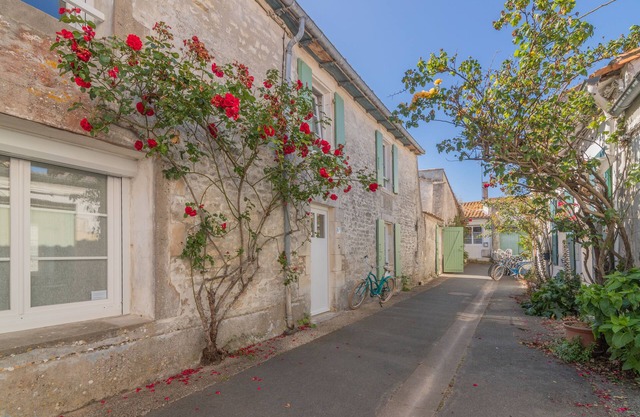 In the heart of the village, fully renovated family house with large terrace