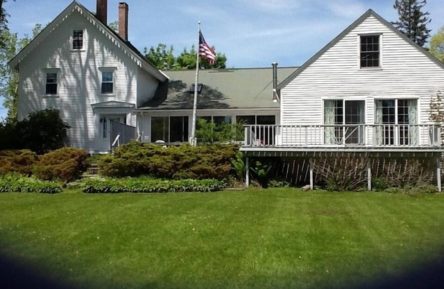 In The Heart Of Castine, 3 blocks from docks, perfect for family reunions