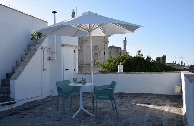 In the heart of Salento, Palazzo Rimesa welcomes you to its apartments.