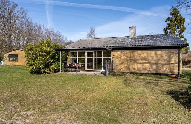 In the heart of the island of Läsö welcomes you this beautiful and inviting cottage with a large gar