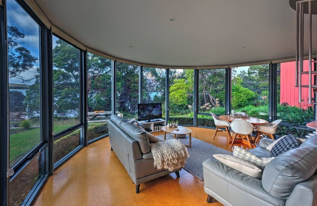 In the heart of town, ocean & mountain views, opposite waterfront. Free wifi.