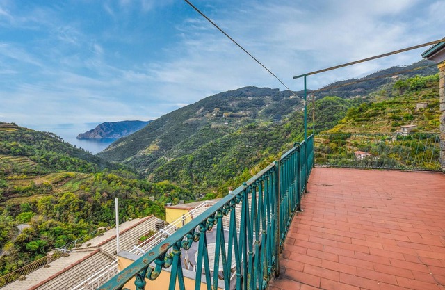 In the hills of Vernazza welcomes you a spacious apartment with great views of nature and the sea.