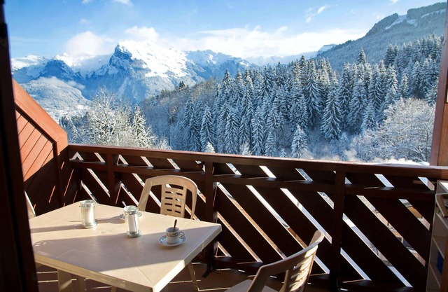 In the resort, ski-in ski-out, 3-star duplex with panoramic view, WiFi and elevator