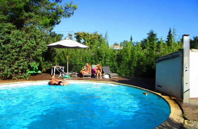 In Uzès, 93m² airco+private terrace, sw.-pool 9X9, WIFI, huge garden, very quiet