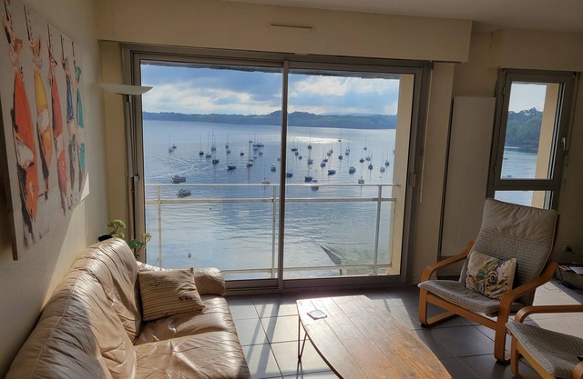 Incredible 2-bedroom apartment with sea view and old port