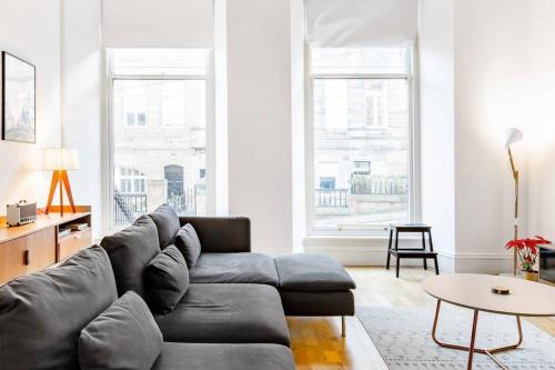 Incredible contemporary flat in heart of west end