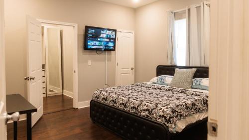 Incredible King Bed Room Private Bathroom