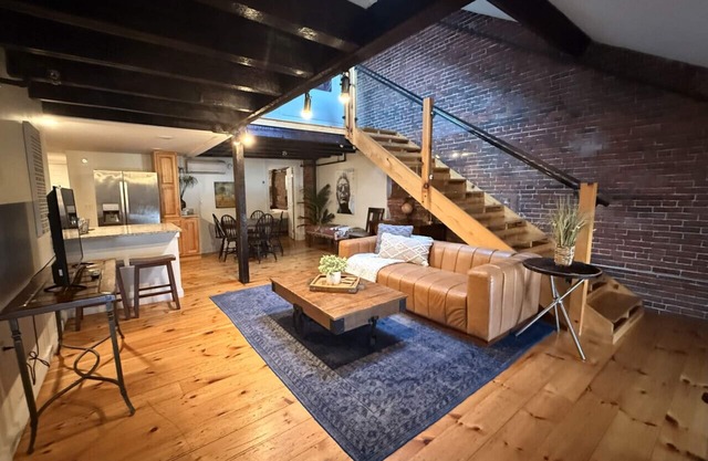 Incredible Location! Heart of Old Port/Spacious Apartment