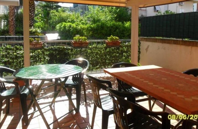 Independent apartment with garden and gazebo at 150 m. from the sea with garage.