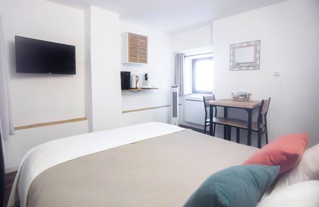Independent room with private bathroom