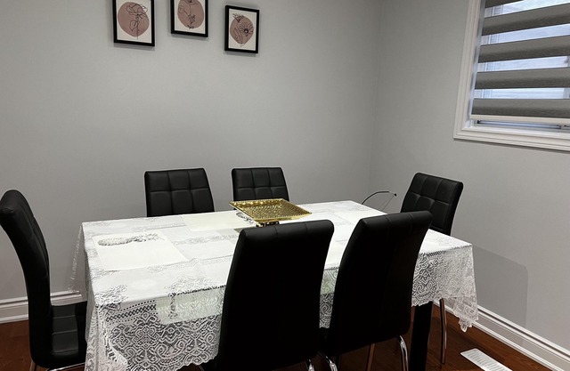 Independent 3 BR 2 WR Bungalow 5 km from Pearson .Public transport, Casino.