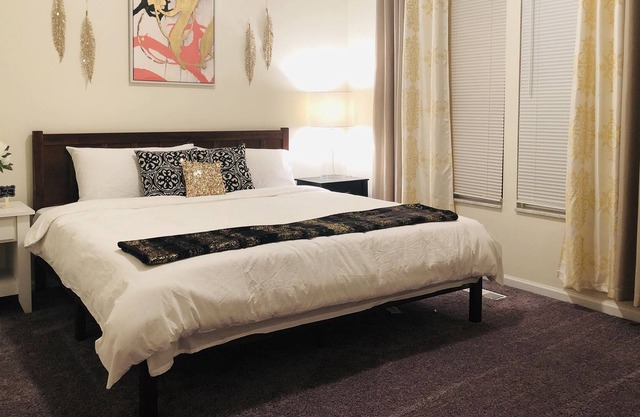 Independent 4 Bedroom House near Columbus Downtown / OSU