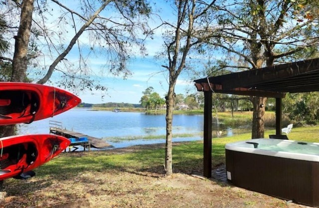 Independent Clean Guest house lake/kayaks/jacuzzy