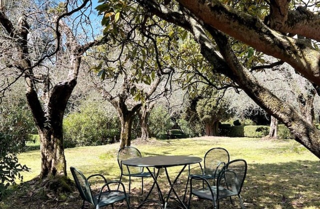 Independent cottage in historical garden