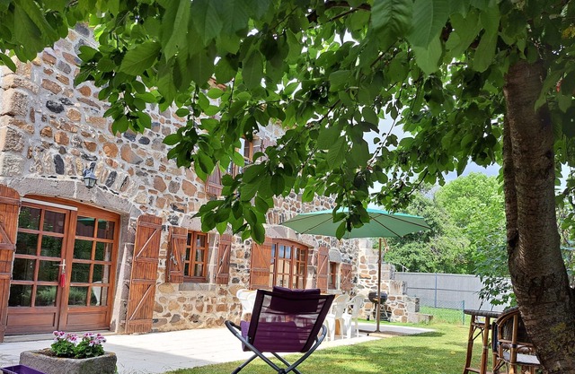 Independent cherry cottage with garden for up to 8 people near Besse.
