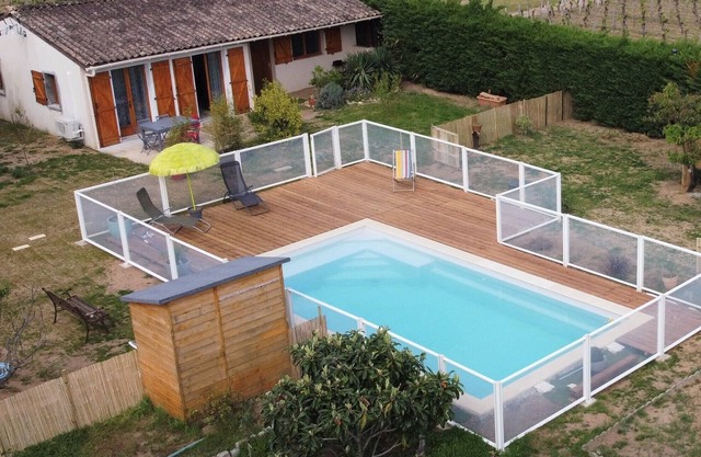 Independent house with swimming pool in the middle of the vineyards