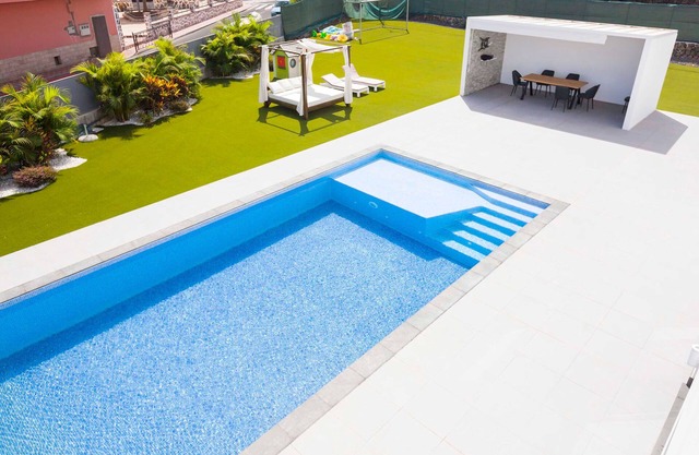Independent villa with an immense heated pool!
