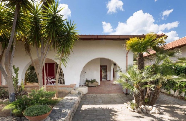 Independent villa 200 meters from the sea