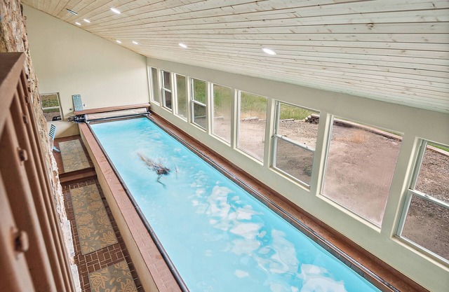 INDOOR 44ft HEATED POOL,6BR 4BA,HOT TUB wPIKES PEAK VIEWS,POOL TABLE, SLEEPS 20!
