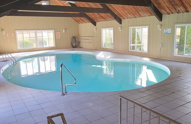 Indoor Pool, Hot Tub, Fireplaces, Golf, Park-like setting. Family Reunion Place!