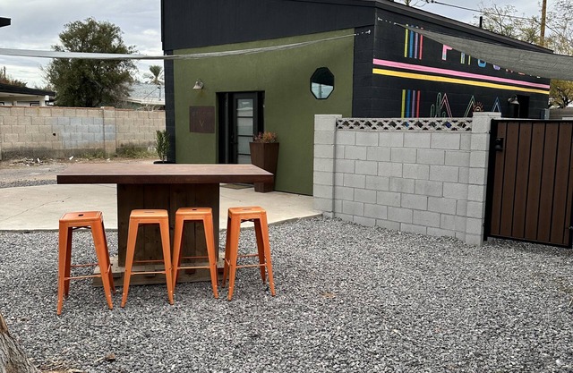 Industrial Style Downtown Casita with Backyard. Pet Friendly!