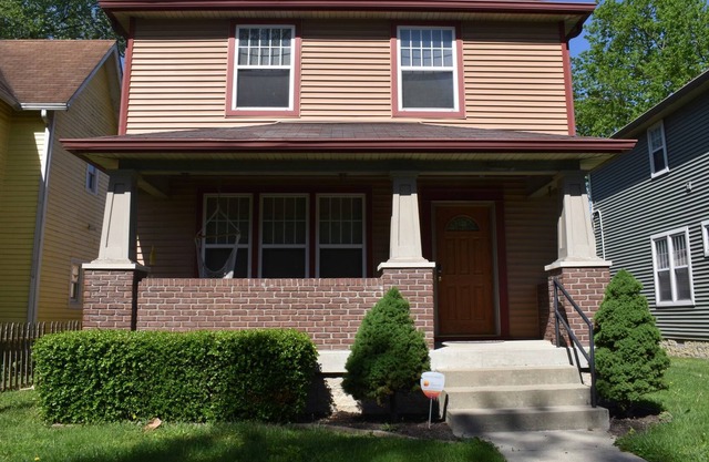 Indy Charm - 4 bedroom 2 bathroom home