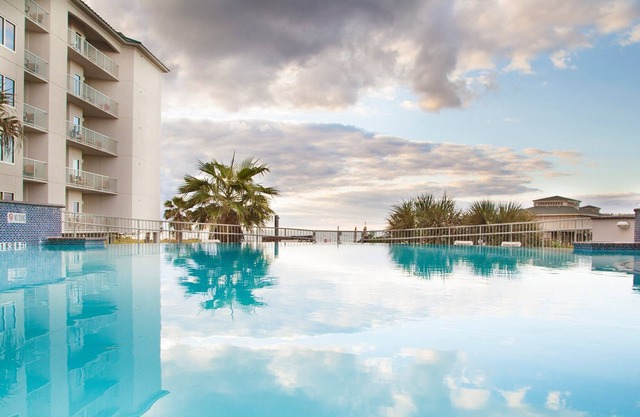 Infinity Pool! Close to Beach | Hot Tub + Tennis