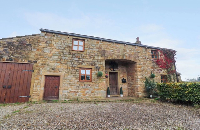 INGHAMS BARN, pet friendly, luxury holiday cottage in Burnley