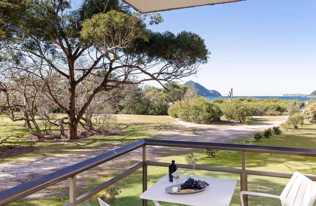 Intrepid, 1/3 Intrepid Close - Amazing views of Shoal Bay, only 100m from the Beach