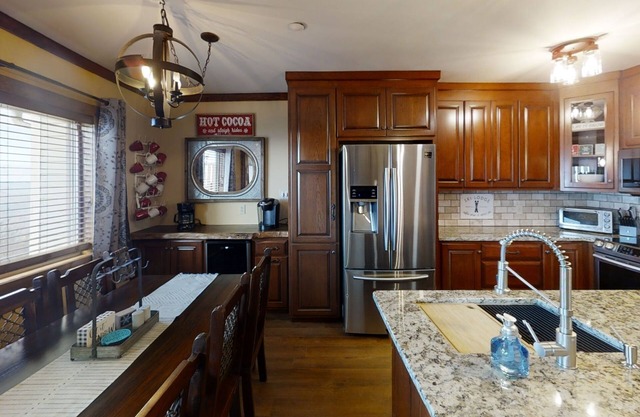 Inviting 3BR Alpine Retreat at Summit by RedAwning