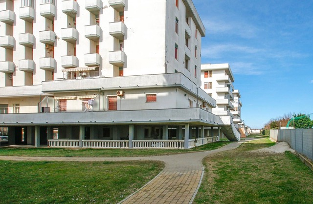 Inviting apartment with shared terrace and direct path to the sea.