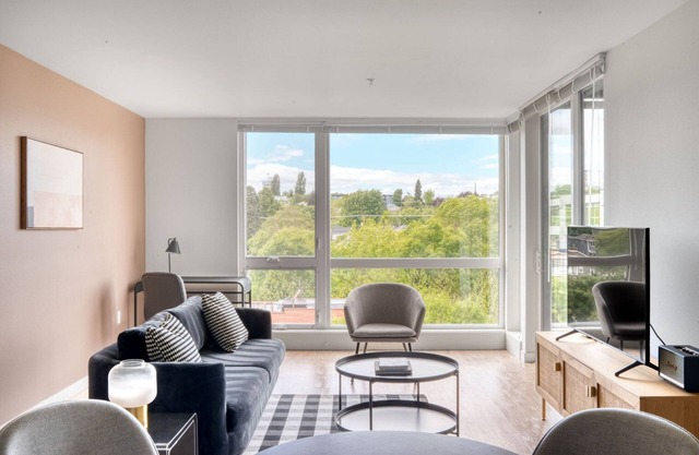 Inviting Central District 1BR w/Gym, near Dining, by Blueground