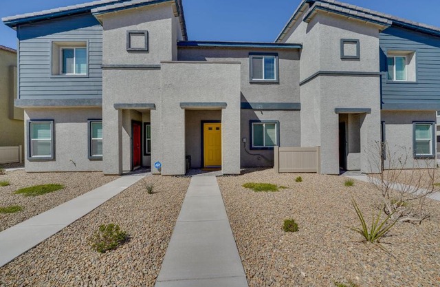 Inviting Henderson Townhome with Community Pool!