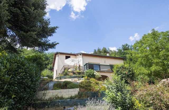 Inviting holiday home in Miremont with garden