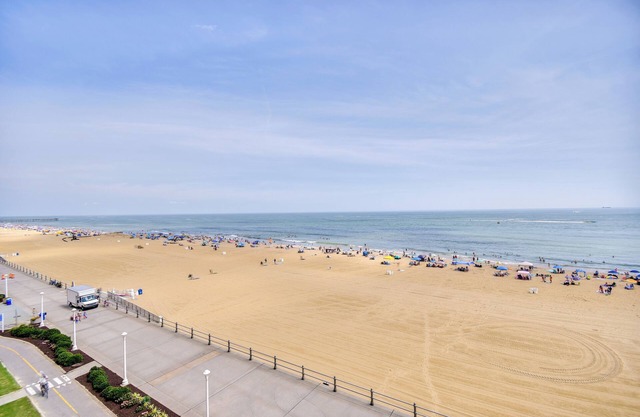 Inviting Virginia Beach Condo w/Community Pool