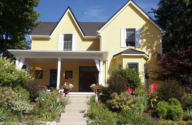 Iris's Place, Georgetown 1st floor Apartment, close to train station to Toronto
