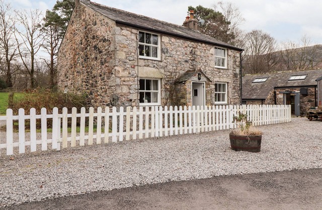 IRT COTTAGE, pet friendly, with open fire in Nether Wasdale