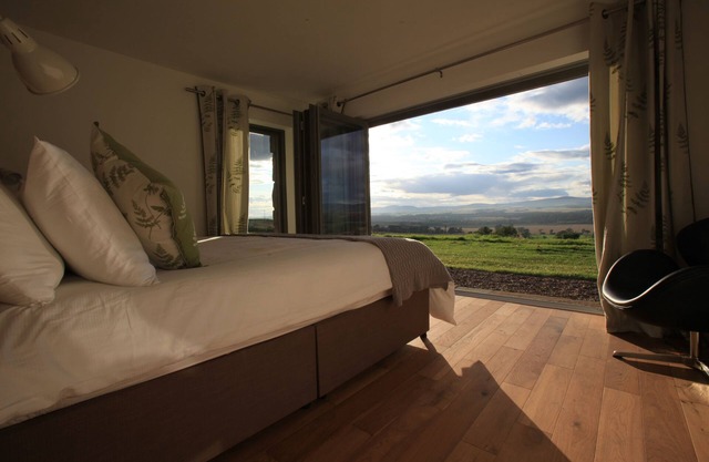 Isla - Steading c/w Pool, Jacuzzi, Tennis and stunning views of the Cairngorms